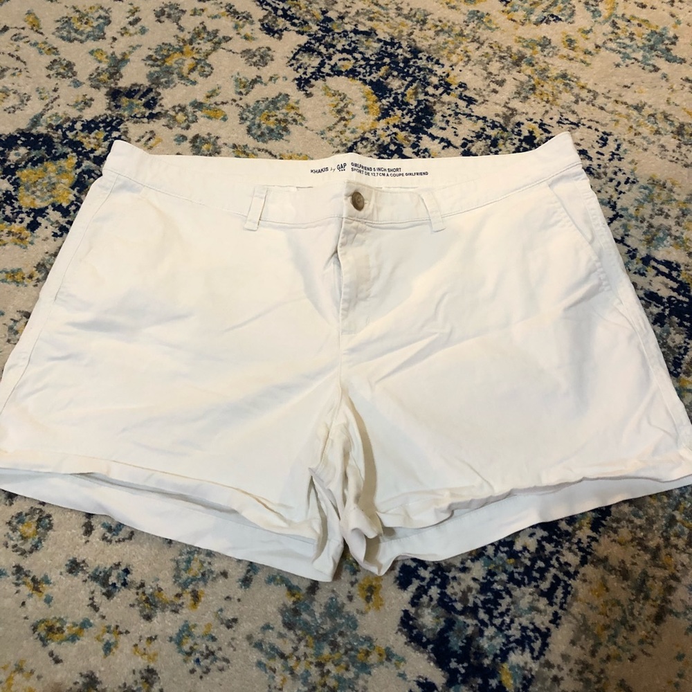 GAP light khaki 5” short in great condition Sz18
